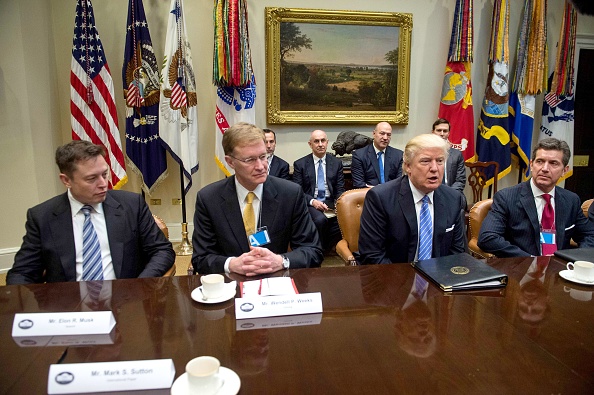 Donald Trump reunido con referentes de la industria. Foto: NICHOLAS KAMM/AFP/Getty Images