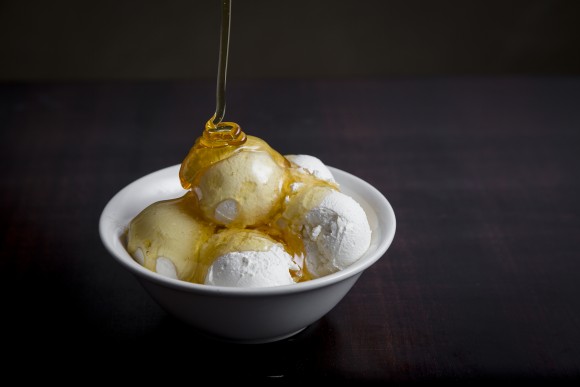 La miel de Creta, rociada con yogur griego. (Samira Bouaou/La Gran Época)
