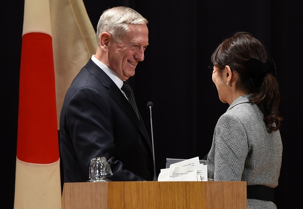 El secretario de Defensa estadounidense, Jim Mattis, se da la mano con la ministro de Defensa de Japón, Tomomi Inada, (Der.) después de la conferencia de prensa conjunta en el Ministerio de Defensa en Tokio el 4 de febrero de 2017. (TORU YAMANAKA / AFP / Getty Images )