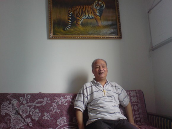 El renombrado abogado chino de derechos humanos Zheng Enchong en su casa de Shanghai en septiembre de 2014. (La Gran Época)