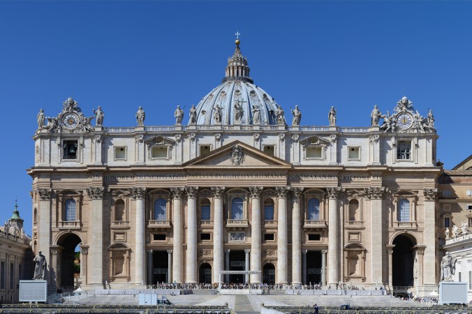 La fachada principal de la Basílica de San Pedro en el Vaticano. (Alvesgaspar / Dominio Público)