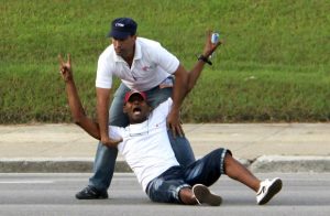 Un disidente cubano es arrestado durante una visita del Papa Francisco en Havana el 20 de septiembre de 2015. (JORGE BELTRAN/AFP/Getty Images)