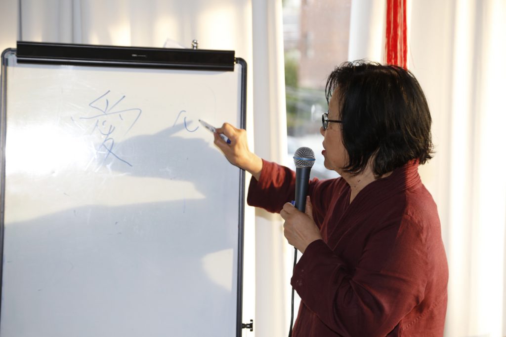 Liwei Fu, presidenta de la Asociación de Falun Dafa en Argentina, explicando el significado profundo de los caracteres chinos, el 22 de enero de 2017 en Punta del Este, Uruguay. (La Gran Época)