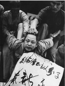 Humillación pública de los Guardias Rojos durante la Revolución Cultural. (CCSA 4.0)
