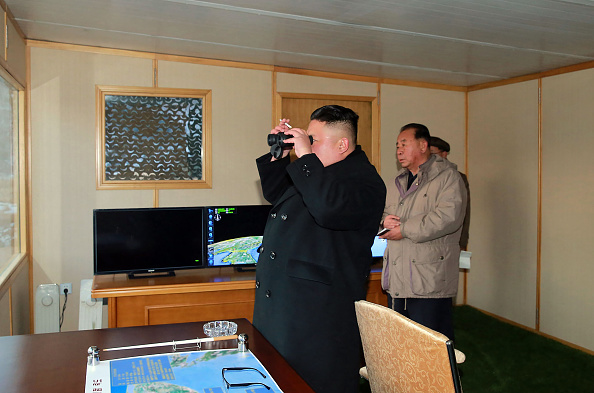 Kim Jong-un mirando el lanzamiento de misil. Foto: STR/AFP/Getty Images