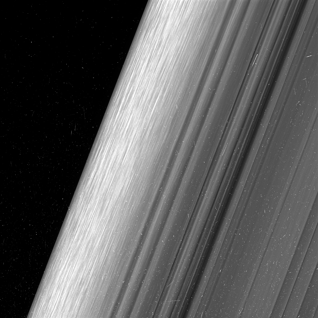 Esta imagen muestra una región en el anillo exterior B de Saturno. La nave espacial Cassini de la NASA considera esta zona a un nivel de detalle dos veces mayor que lo que nunca se había observado antes.