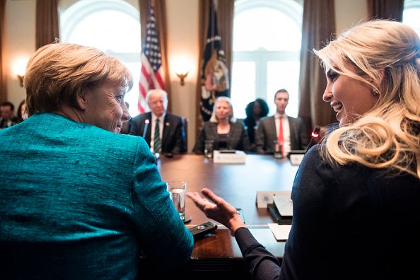 La canciller de Alemania, Angela Merkel (L) e Ivanka Trump (R) hablan antes de una reunión con el presidente de Estados Unidos, Donald Trump y líderes de negocios en la sala del gabinete de la Casa Blanca, 17 de de marzo de, 2017 Washington, DC
