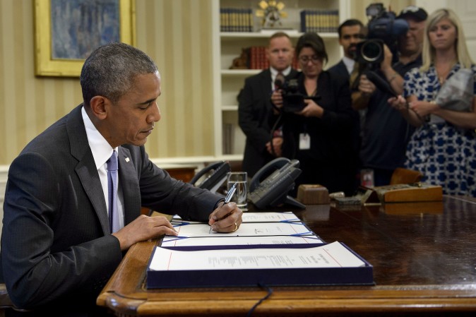 El entonces presidente Barack Obama firma la Ley de Mejora de la Libertad de Información (FOIA) en la Oficina Oval de la Casa Blanca en Washington el 30 de junio de 2016. (Brendan Smialowski / AFP /Imágenes Getty) 