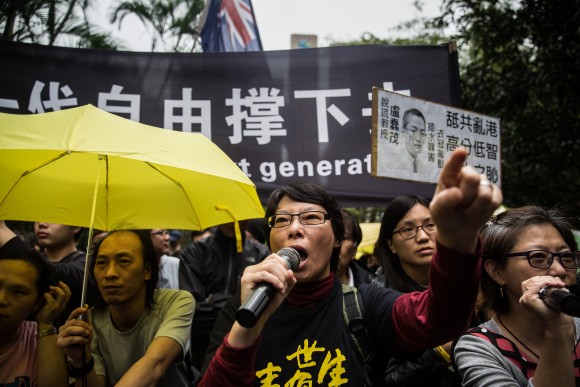 Manifestantes gritan lemas durante una manifestación contra un funcionario pro-Beijing que fue designado como presidente del consejo de gobierno de la Universidad de Hong Kong (HKU) el 3 de enero de 2016.  Crecen los miedos sobre la interferencia política en el sistema de educación de la ciudad. (Anthony Wallace/AFP/Getty Images)