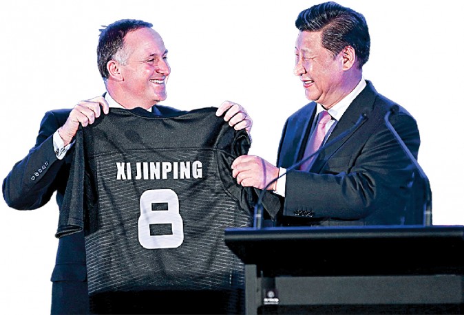 El ex primer ministro de Nueva Zelanda, John Key, entrega una camiseta de rugby al líder chino, Xi Jinping, en Wellington, Nueva Zelanda, el 20 de noviembre de 2014. China se convirtió en el mayor comprador de tierras agrícolas de Nueva Zelanda, y Shanghai Pengxin ahora Nueva Zelanda es el tercer mayor productor de leche. (Hagen Hopkins / Getty Images) 