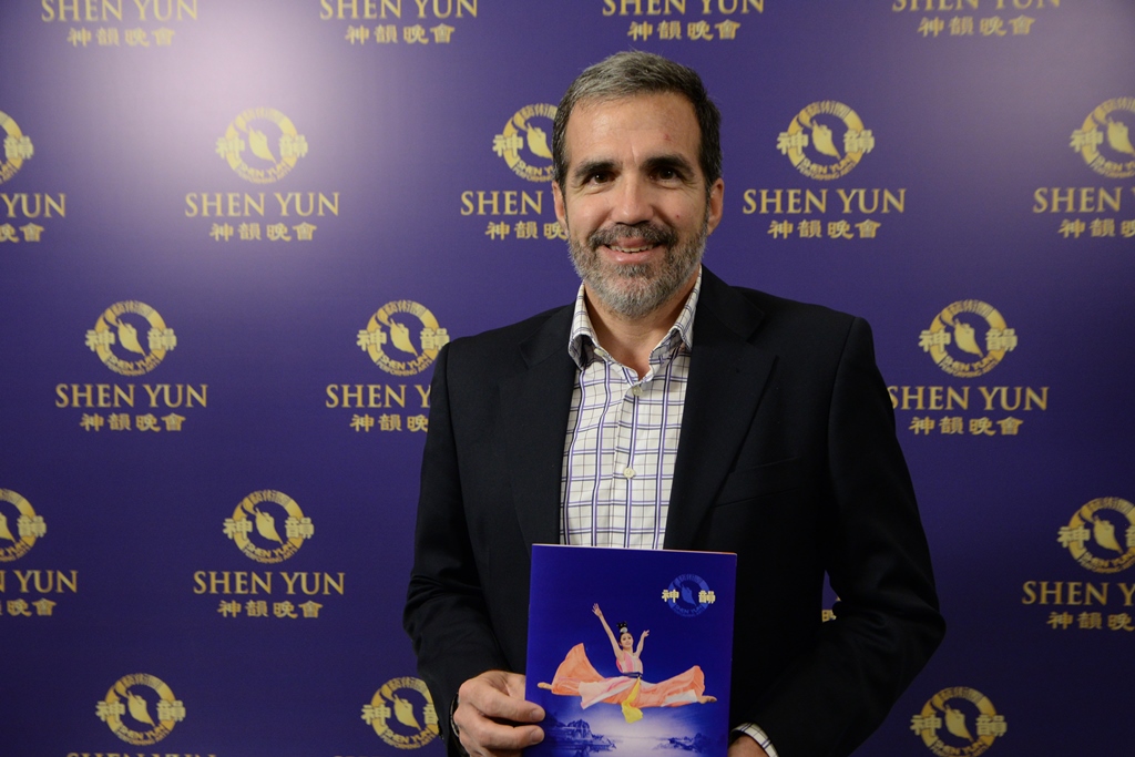 El Dr. Octavio Aráoz De Lamadrid destacó el "mensaje esperanzador" de Shen Yun, en la presentación de la compañía en el Teatro Ópera de Buenos Aires, el 21 de abril de 2017. (La Gran Época)