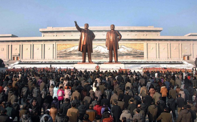 estatuas de los fallecidos líderes Kim Il-sung y Kim Jong-il
