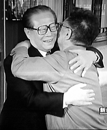 El dictador norteamericano Kim Jong Il (derecha) y el entonces líder chino Jiang Zemin se abrazan durante una visita en China, en abril de 2004. (CCTV / AFP / Imágenes Getty) 