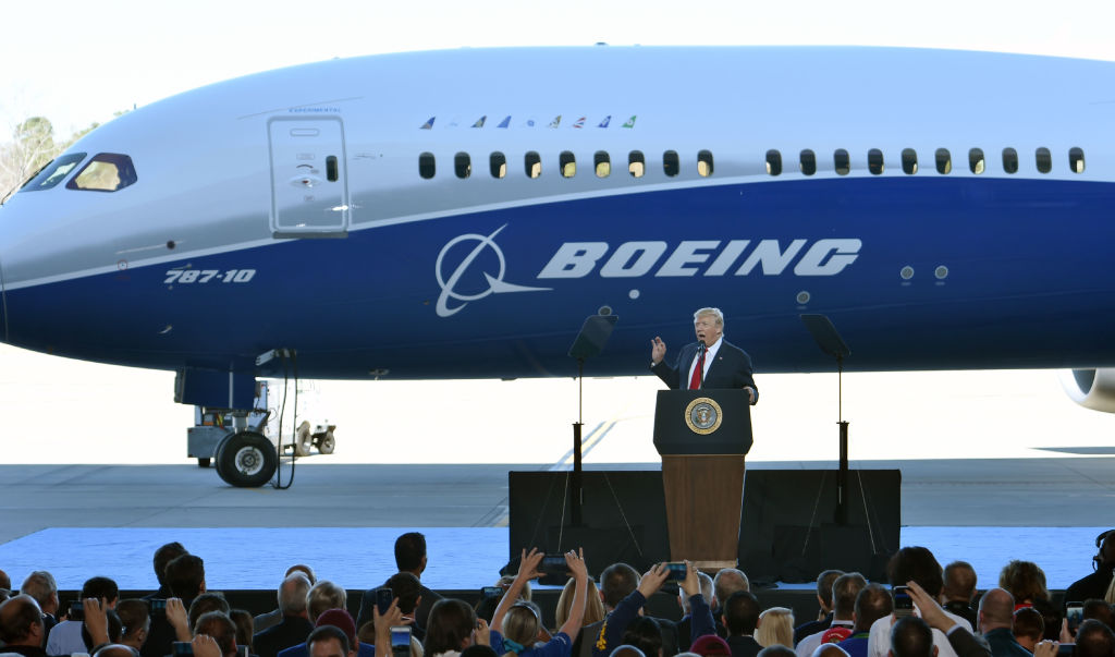 El presidente estadounidense Donald Trump habla en la planta de Boeing en North Charleston, Carolina del Sur, el 17 de febrero de 2017. (NICHOLAS KAMM / AFP / Getty Images)