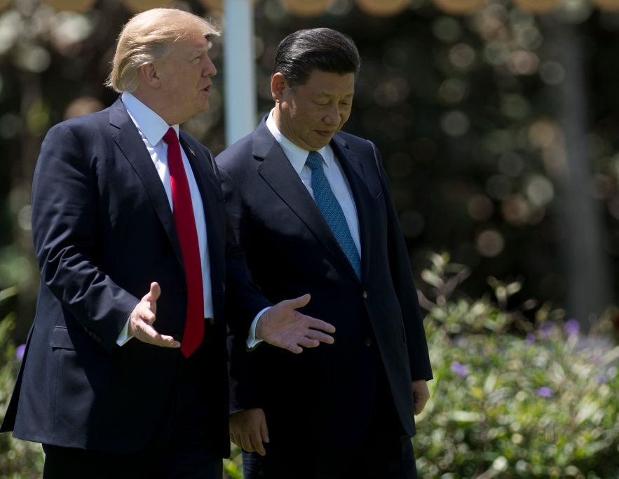 El presidente de los Estados Unidos, Donald Trump (Izq.), y el mandatario chino Xi Jinping (Der.), caminan juntos en Mar-a-Lago en West Palm Beach, Florida, el 7 de abril de 2017. (JIM WATSON / AFP / Getty Images)