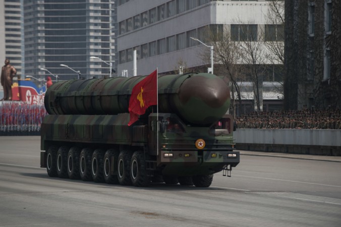 Un cohete no identificado del Ejército Popular de Corea (KPA) se exhibe durante un desfile militar en Pyongyang el 15 de abril de 2017, marcando el aniversario 105 del nacimiento del difunto líder de Corea del Norte Kim Il-Sung. (ED JONES / AFP / Imágenes Getty)