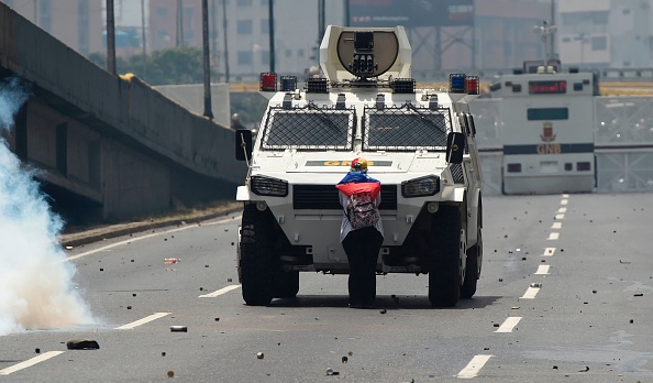 Tanqueta de la Gurdia Nacional Bolivariana, durante una represión de las protestas en Caracas, Venezuela. (JUAN BARRETO/AFP/Getty Images)