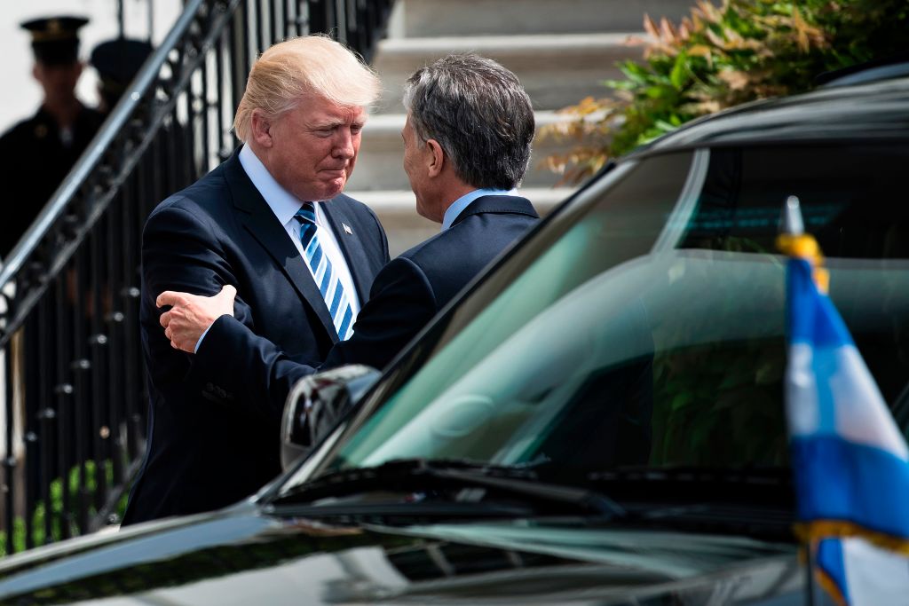 El presidente estadounidense, Donald Trump recibiendo al presidente de Argentina, Mauricio Macri fuera de la Casa Blanca, el 27 de abril de 2017, en Washington, DC. (BRENDAN SMIALOWSKI / AFP / Getty Images)