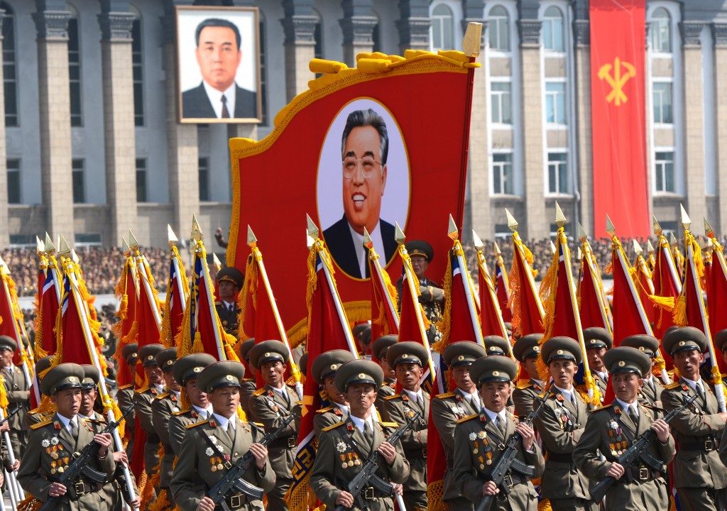 Los soldados de Corea del Norte marchan con un retrato del fundador Kim II-Sung en el aniversario de su nacimiento el 15 de abril de 2012. (Pedro Ugarte / AFP / Getty Images) 