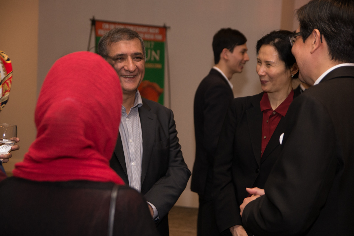 El embajador de Irán, Mohammad Farhad Koleini (centro), y su esposa (izq.), conversan con artistas de Shen Yun en el Hotel Panamericano de Buenos Aires, el 13 de abril de 2017. (La Gran Época)