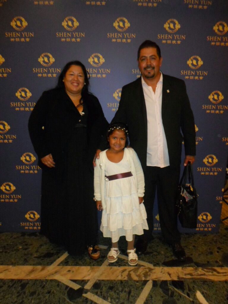 Paola Quiroga, junto a su esposo e hija, durante la presentación de Shen Yun en el Teatro Ópera de Buenos Aires. (La Gran Época)