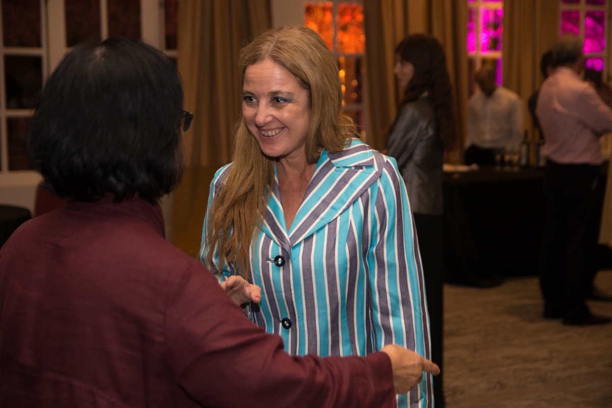 La legisladora de la Ciudad de Buenos Aires, Carolina Estebarena (frente), conversando con Liwei Fu, de la Asociación de Falun Dafa, en el Hotel Panamericano, el 13 de abril de 2017. (La Gran Época) 