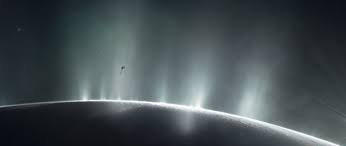 Columnas de gas detectadas por Cassini en Encelado, en 2015, que dan indicios de existencia de vida en dicha luna. Crédio: NASA/JPL-Caltech