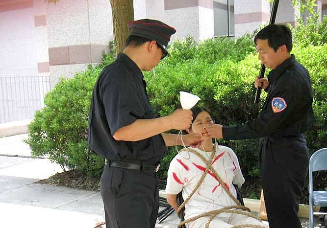 Una manifestación pacífica de Falun Dafa en Chicago mostrando cómo funcionarios del Partido Comunista alimentan forzadamente a los practicantes en prisión. (Minghui.org)
