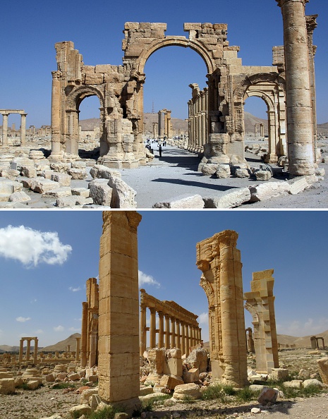 Una combinación de imágenes muestra una vista general tomada el 19 de junio de 2010 del Arco de Triunfo antes de ser destruido por los yihadistas del grupo ISIS en octubre de 2015 y los restos de la estructura icónica después del gobierno las tropas recobraron la ciudad antigua de Palmyra de los combatientes de IS el 27 de marzo de 2016. (Foto: LOUAI BESHARA,STRINGER/AFP/Getty Images)