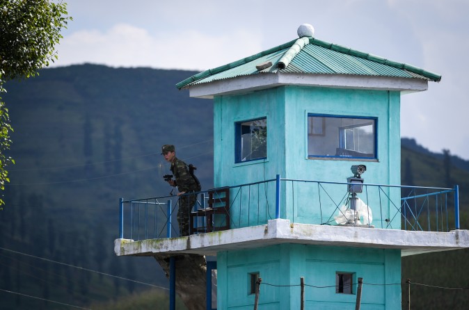 Un soldado norcoreano vigila un puesto de guardia cerca de la ciudad norcoreana de Sinuiju, frente a la ciudad fronteriza china de Dandong el 11 de septiembre de 2016. (GREG BAKER / AFP / Getty Images) 