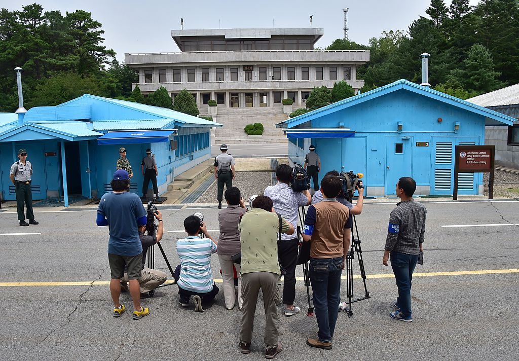 Camarógrafos toman fotos del lado norcoreano durante una gira de prensa a Panmunjom en la zona desmilitarizada que divide a las dos Coreas el 22 de julio de 2015.(JUNG YEON-JE / AFP / Getty Images)