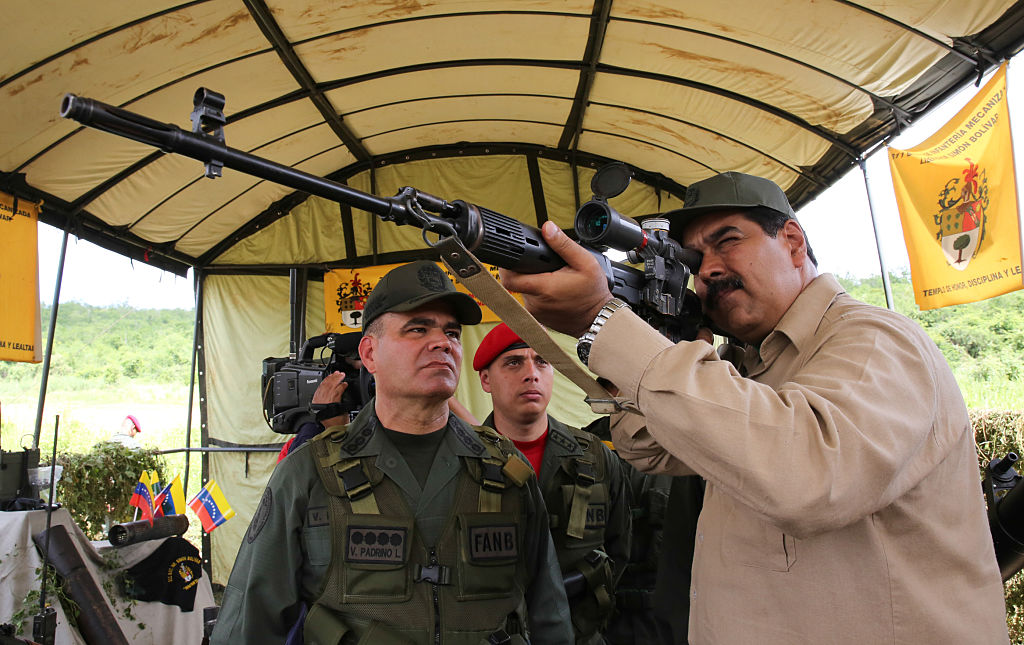 El presidente de Venezuela Nicolas Maduro (Cen.) examina un rifle francotirador de fabricación rusa durante ejercicios militares en Carcas el 14 de enero 2017. (JUAN BARRETO / AFP / Getty Images)