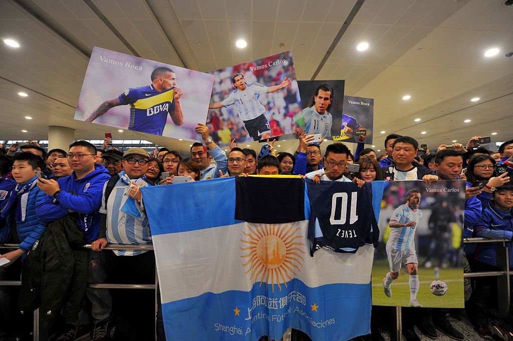 Cientos de aficionados chino esperan al futbolista argentino Carlos Tévez en Shanghai, antes de que el jugador se una al club local Shenhua. (STR / AFP / Getty Images)