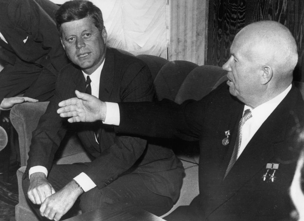 El líder soviético Nikita Khrushchev (1894 - 1971, a la derecha) con el presidente estadounidense John F. Kennedy (1917 - 1963) en la Embajada de los Estados Unidos durante su cumbre en Viena el 2 de junio de 1961. (Foto de Central Press / Hulton Archive / Getty Images)