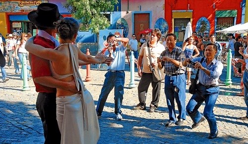 Turistas chinos sacando fotos a una pareja de bailarines de tango en Buenos Aires. (Blog China en América Latina)