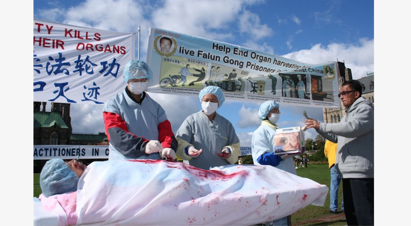 Representación de la sustracción de órganos en China a los practicantes de Falun Dafa, durante una manifestación en Ottawa, Canadá, en 2008. (La Gran Época)