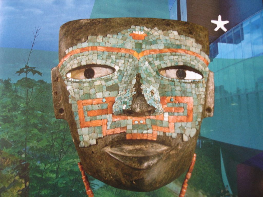 Las piedras verdes monolíticas halladas cerca del túnel dan indicios de que su uso era de origen ritual, ya que éstas tenían un gran valor para los teotihuacanos. Máscara de jade encontrada en Teotihuacán (Wikimedia Commons).