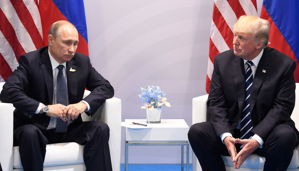 El Presidente de Estados Unidos, Donald Trump, y el Presidente de Rusia, Vladimir Putin, durante una reunión en el marco de la Cumbre del G20 en Hamburgo, Alemania, el 7 de julio de 2017. 