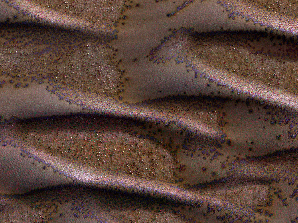 Finales del invierno en el hemisferio sur de Marte, y estas dunas están recibiendo suficiente luz del sol para comenzar a descongelar su cobertura estacional de dióxido de carbono. (Esta imagen fue tomada el 27 de marzo de 2016, NASA).