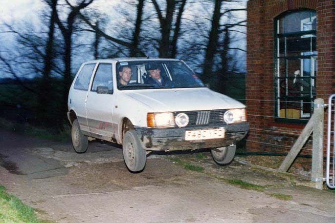 El misterioso auto Fiat Uno, involucrado en el accidente, jugó un papel importante para aclarar lo ocurrido. (Wikimedia Commons)