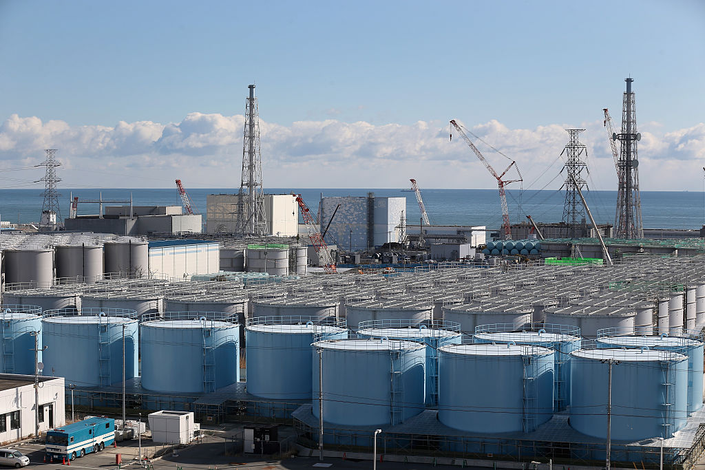 Tanques que contienen agua contaminada por radioactividad en la dañada planta nuclear de Fukushima Daiichi en Okuma, Japón, el 25 de febrero de 2016. (Christopher Furlong/Getty Images)