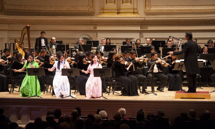 Tres erhus tocan con Shen Yun Symphony Orchestra en Carnegie Hall el 18 de octubre de 2015. (Cortesía de Shen Yun Performing Arts)