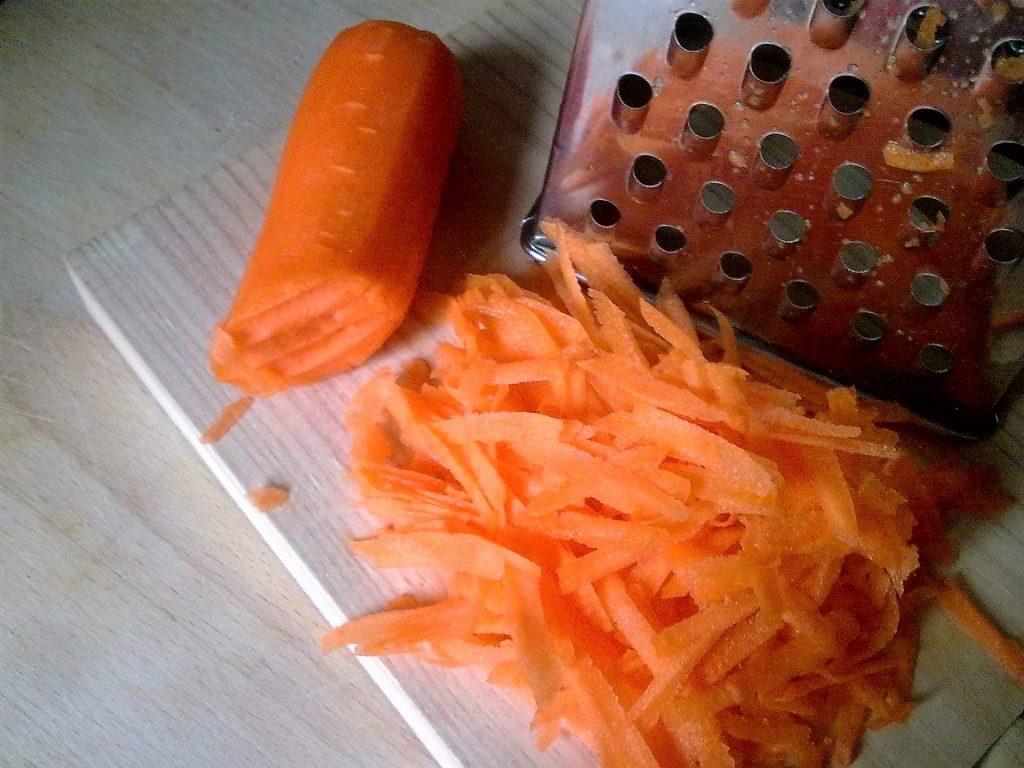 Vas a necesitar un poco de zanahoria rallada, reconocídisima por sus propiedades benéficas para la piel. (Wikimedia Commons)