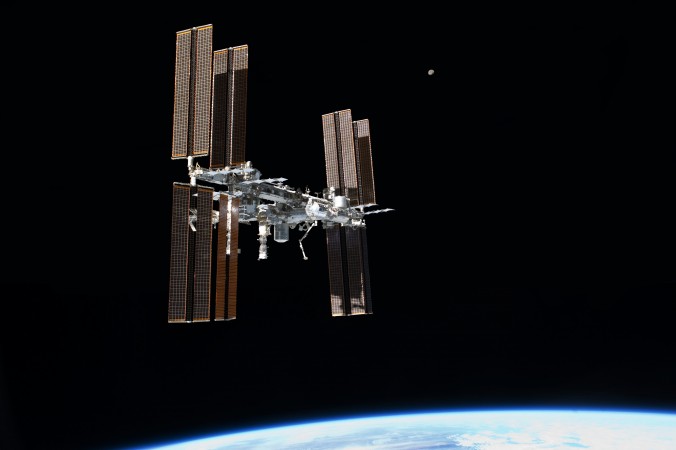 La Estación Espacial Internacional, fotografiada desde la nave espacial Atlantis, julio de 2011. (NASA via Wikimedia Commons)