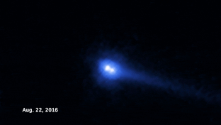Imágenes de el asteroide binario con características de cometa, que probablemente es producto de la fragmentación de un asteriode en dos pasrtes casi iguales. (NASA, ESA, and J. DePasquale and Z. Levay)