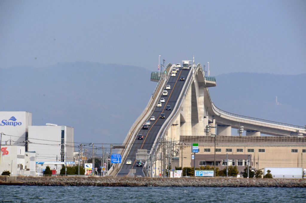 Aunque las fotos tomadas de frente al puente le producen vértigo a cualquiera, realmente para los conductores no es tan pronunciado el ángulo porque el puente es extenso. (Asahi Shimbun/Getty Images)