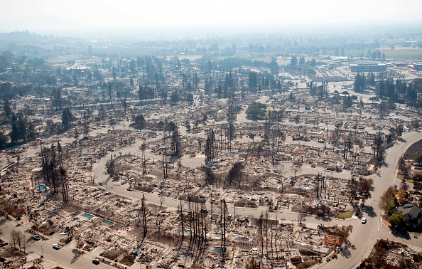 Una vista aérea muestra las propiedades quemadas en Santa Rosa, California, el 12 de octubre de 2017. (Foto de JOSH EDELSON / AFP / Getty Images)
