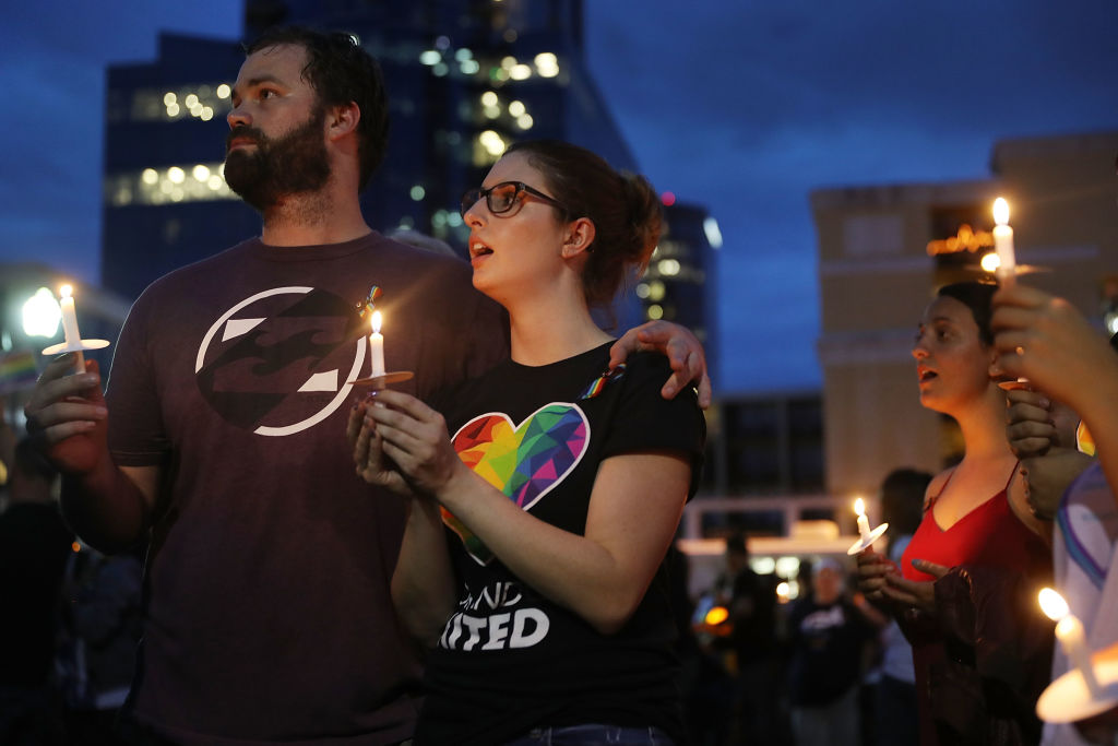 La gente sostiene velas en conmemoración del primer aniversario de un año del tiroteo de Orlando, el 12 de junio de 2017. (Foto de Joe Raedle / Getty)