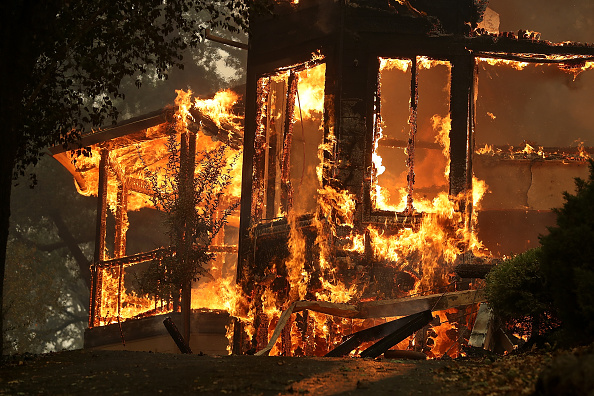 Las llamas consumen un hogar el 9 de octubre de 2017 en la cañada Ellen, California. (Foto de Justin Sullivan / Getty Images)