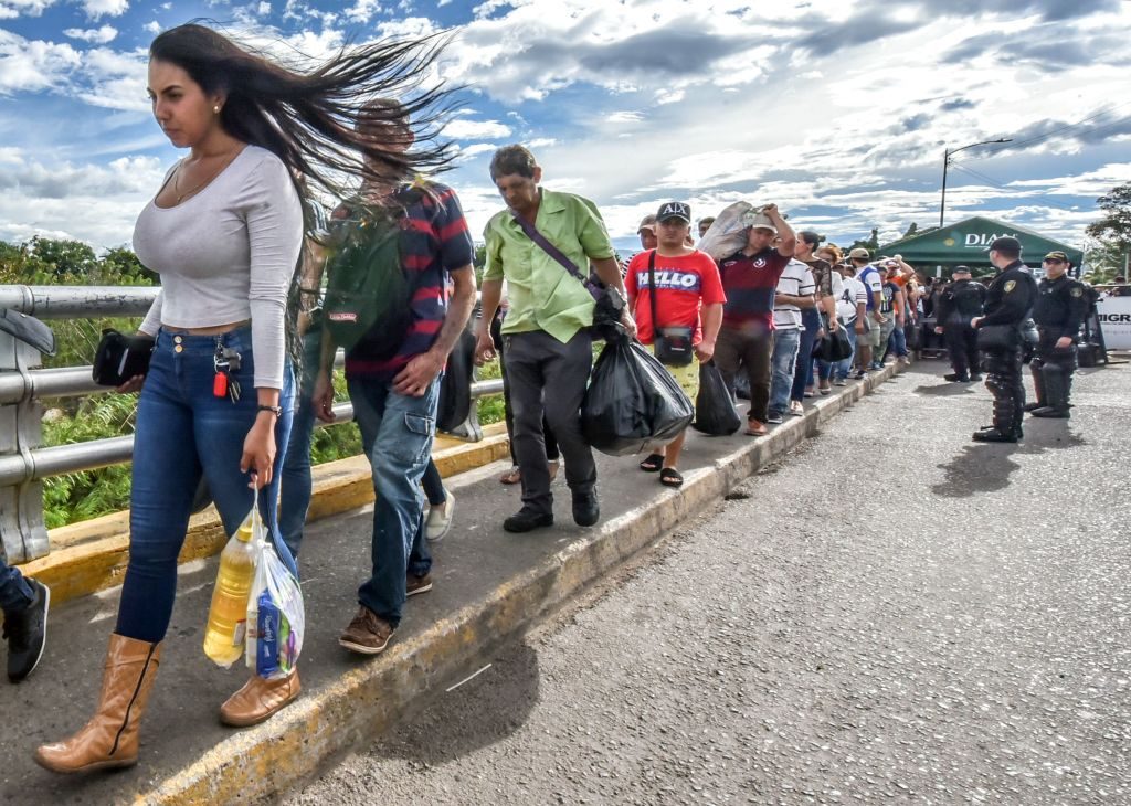 Cientos de miles de venezolanos han migrado a otros países de la región en los últimos meses, pero existe preocupación por las consecuencias y la falta de capacidad para contener la situación.(Getty Images)